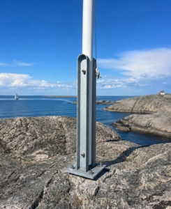 Flaggstångsfäste med klassisk U-balk monterat på berg.