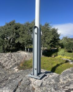 Flaggstångsfäste med klassisk U-balk monterat på berg.