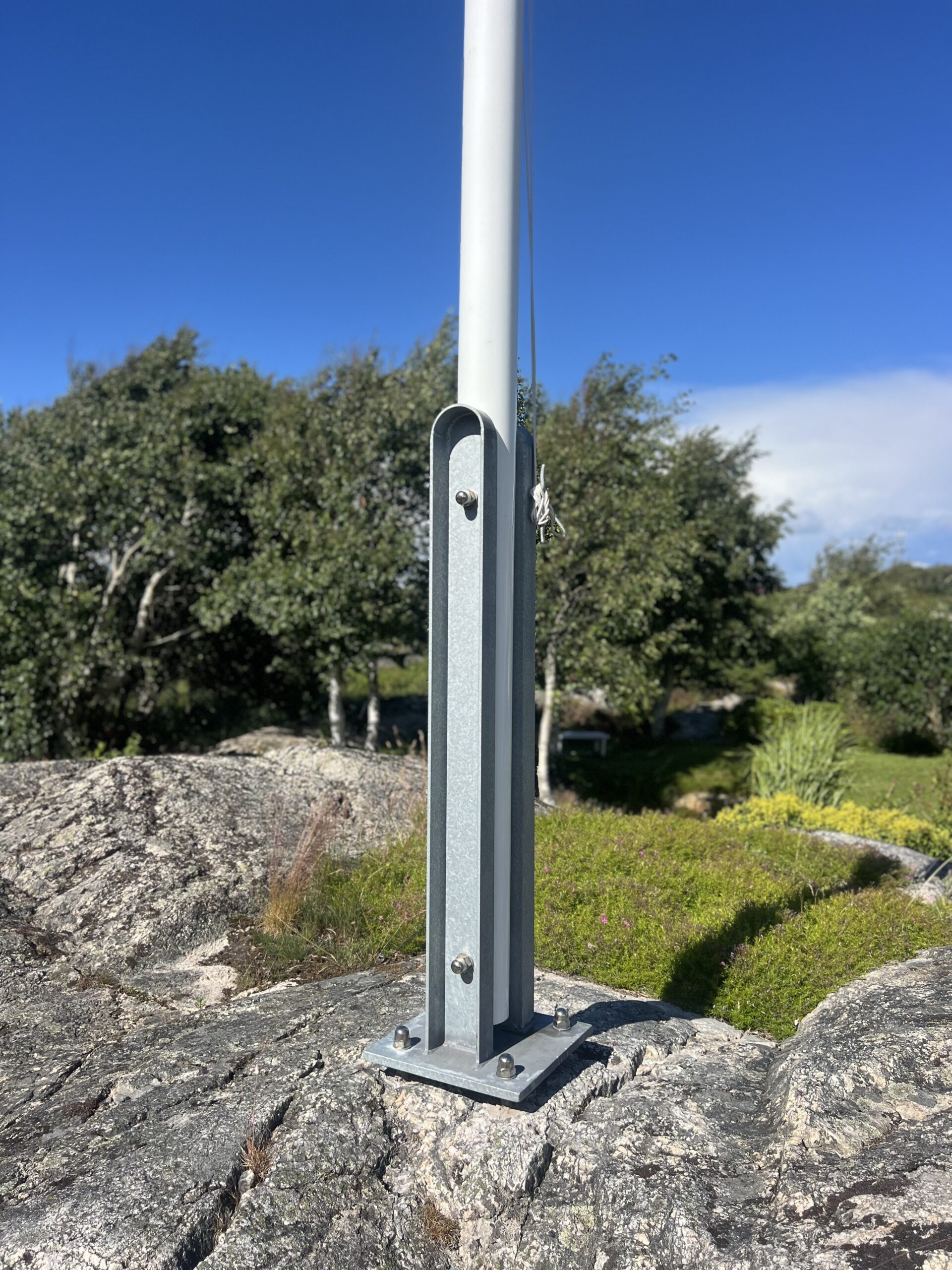 Flaggstångsfäste - klassisk U-balk Flaggstångsfäste med klassisk U-balk monterat på berg.
